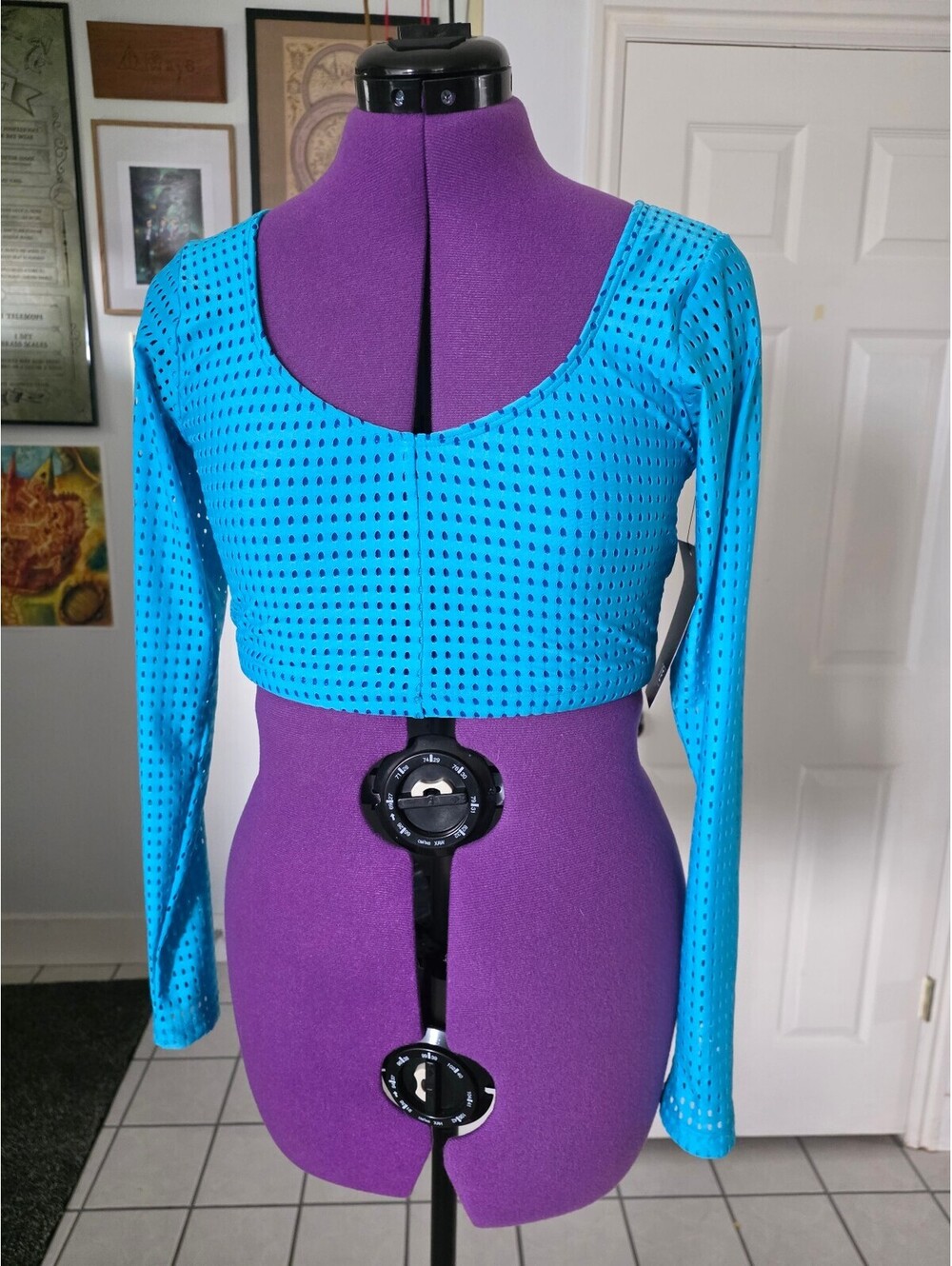 New with tags Womens FIVE dance wear long sleeve crop size Medium
